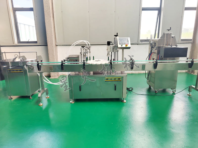 玻璃油膜清洗劑灌裝旋蓋鋁箔封口生產(chǎn)線實拍