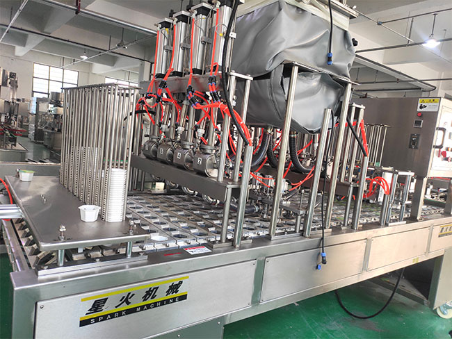 盒裝火鍋蘸料封口機設(shè)備展示